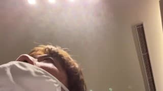 在东京中城日比谷散步的男子。