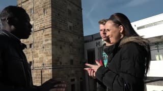 Treesam 在她丈夫面前与厚实的黑人男人发生性关系 HD - 完整