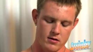 军人男孩抽搐他的火辣鸡巴！