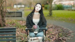 在公园里遇见一位美丽的残疾女孩，天呐，她竟然是处女