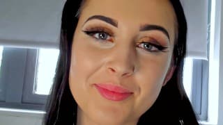 紧张的 19 岁黑发和一个肮脏的老男人