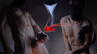 健美男人的双腿从强大的性高潮中放弃了 在难忘的振动性Toy，挑战之后