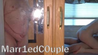 Bi Cuckold - 丈夫在被告知时观看并帮助！在我们的房车里玩得开心。