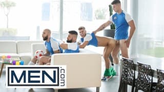 MEN - 肌肉种马Malik Delgaty在床上乱搞底部Allen King传教士和狗狗风格