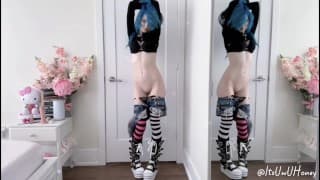 可爱的情绪女孩炫耀她紧绷的小身体！