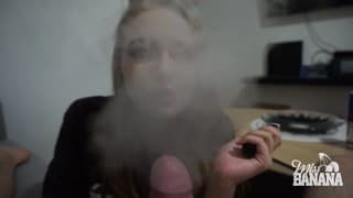 可爱的金发女郎吮吸鸡巴和电子烟 + 面部暨吃