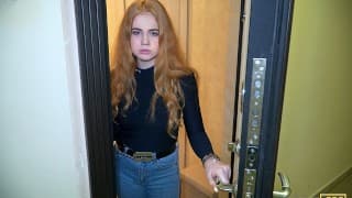 债务4k。可怜的女服务员应该用激情的性爱来偿还她的债务