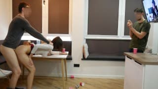 分享女朋友，她在大学派对后拿了两只鸡巴