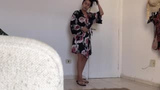 她从浴缸里出来