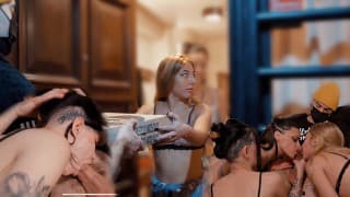 三個朋友一個披薩送貨員和一個大包裹 ft Little Tina & Blaze Rager